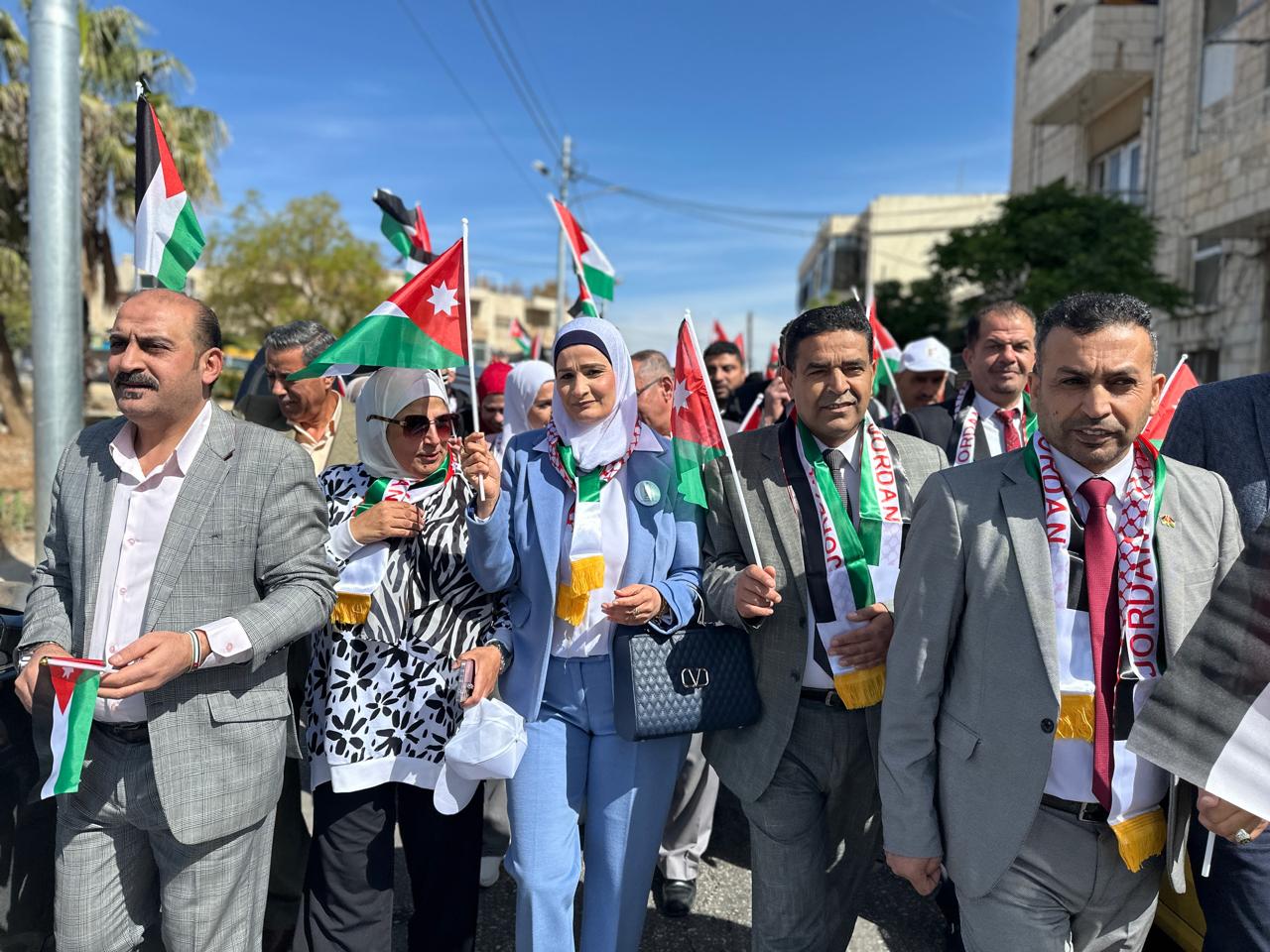 فيديو وصور .. أسرة تربية لواء ماركا تحتفل بيوم العلم