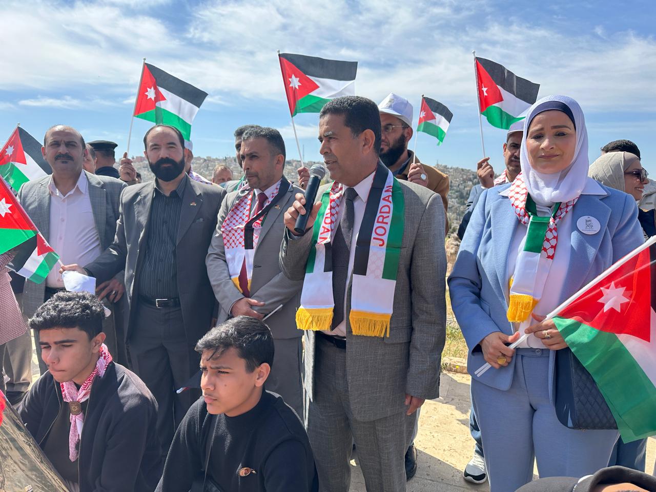 فيديو وصور .. أسرة تربية لواء ماركا تحتفل بيوم العلم