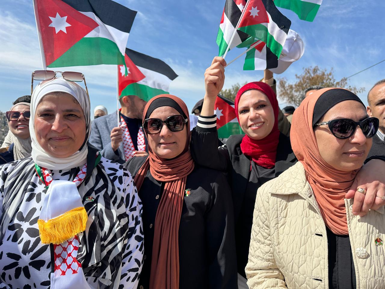 فيديو وصور .. أسرة تربية لواء ماركا تحتفل بيوم العلم