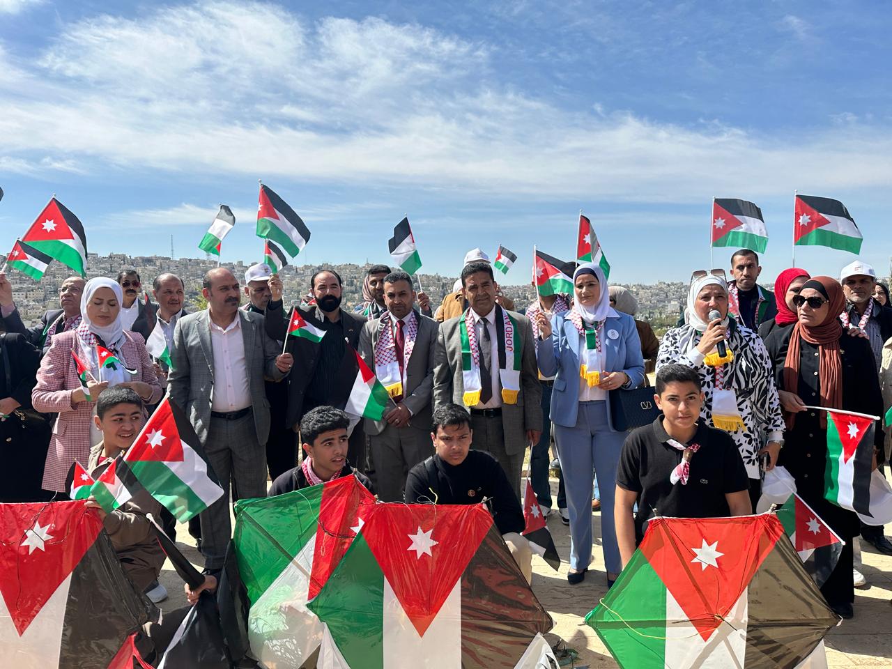 فيديو وصور .. أسرة تربية لواء ماركا تحتفل بيوم العلم