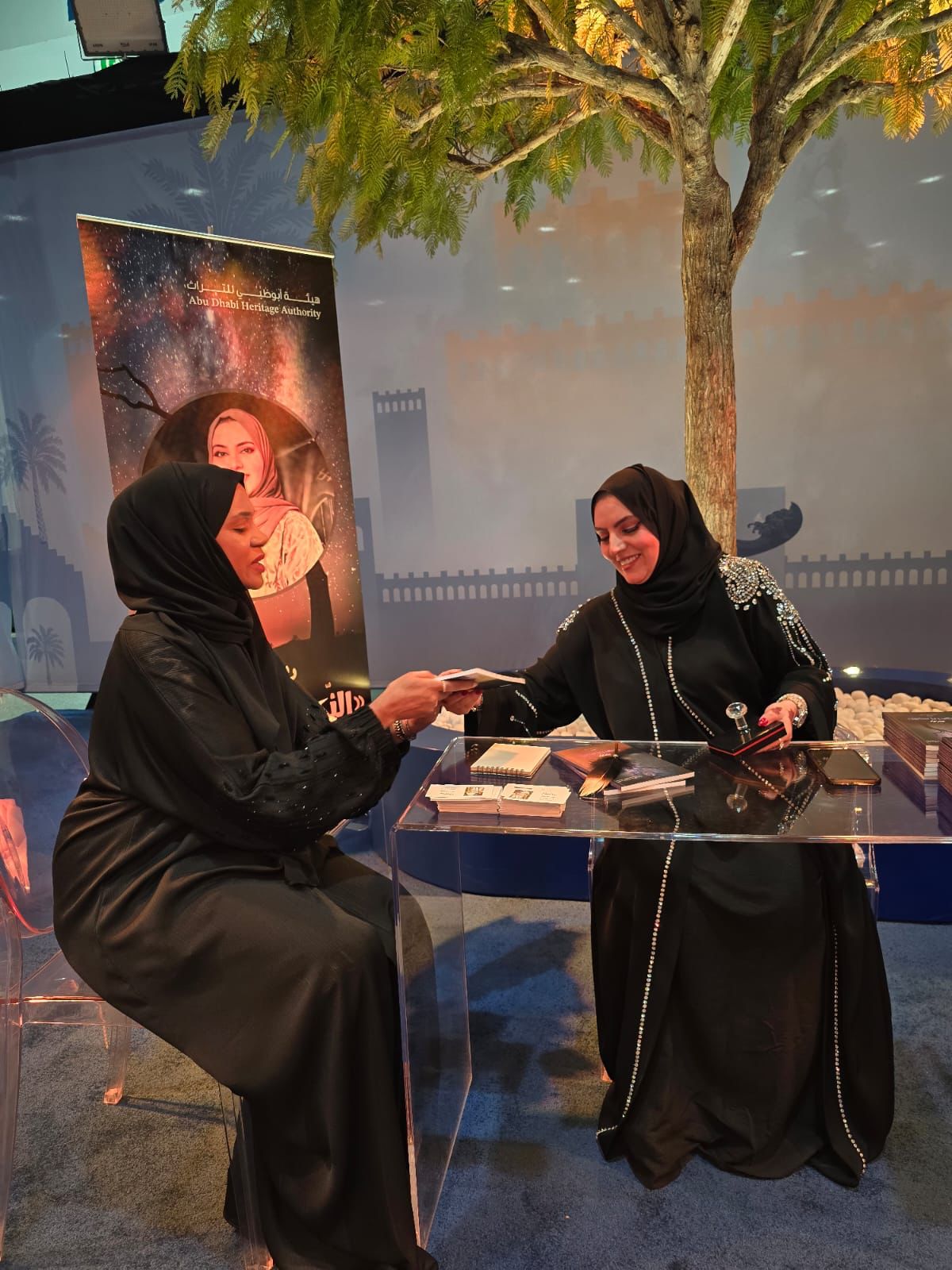 آلاء أحمرو توقّع ديوانها “النجم إذا هوى” في معرض أبوظبي الدولي للكتاب