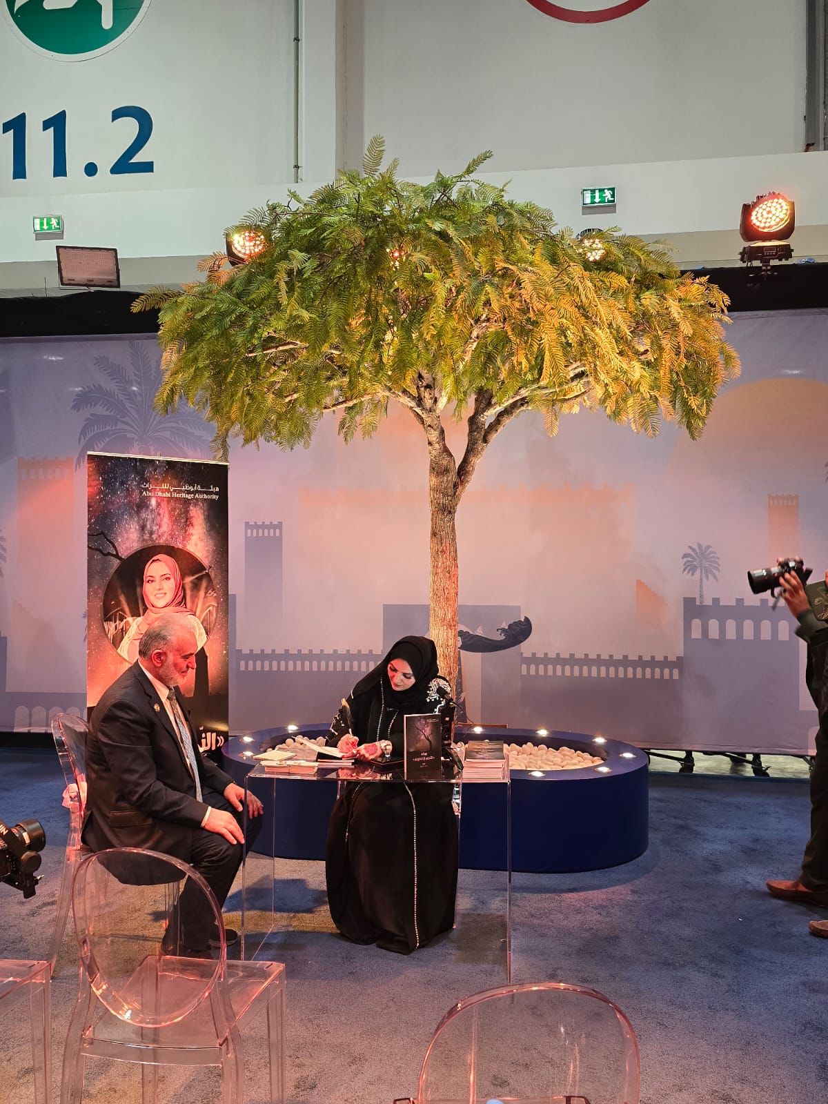 آلاء أحمرو توقّع ديوانها “النجم إذا هوى” في معرض أبوظبي الدولي للكتاب