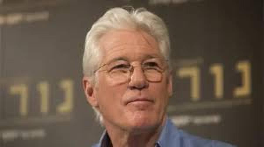 ريتشارد جير يتضامن مع غزة عبر قصيدة لمحمود درويش