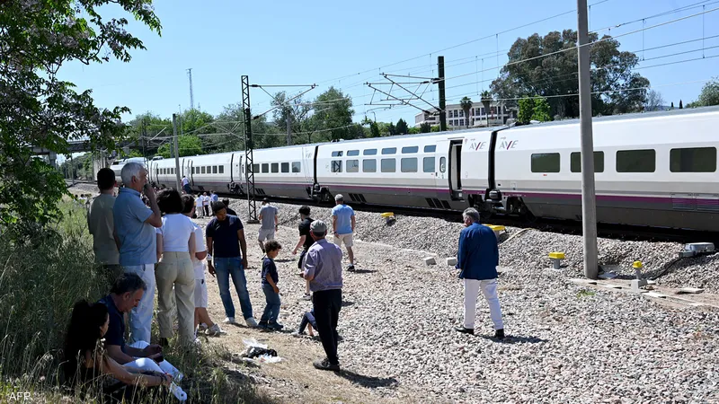 إسبانيا تعلن حالة الطوارئ وتُعلِق حركة القطارات