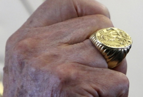 صورة حول : خاتم البابا... رمز السلطة الروحية وطقوس الانتقال في الفاتيكان خاتم البابا... رمز السلطة الروحية وطقوس الانتقال في الفاتيكان