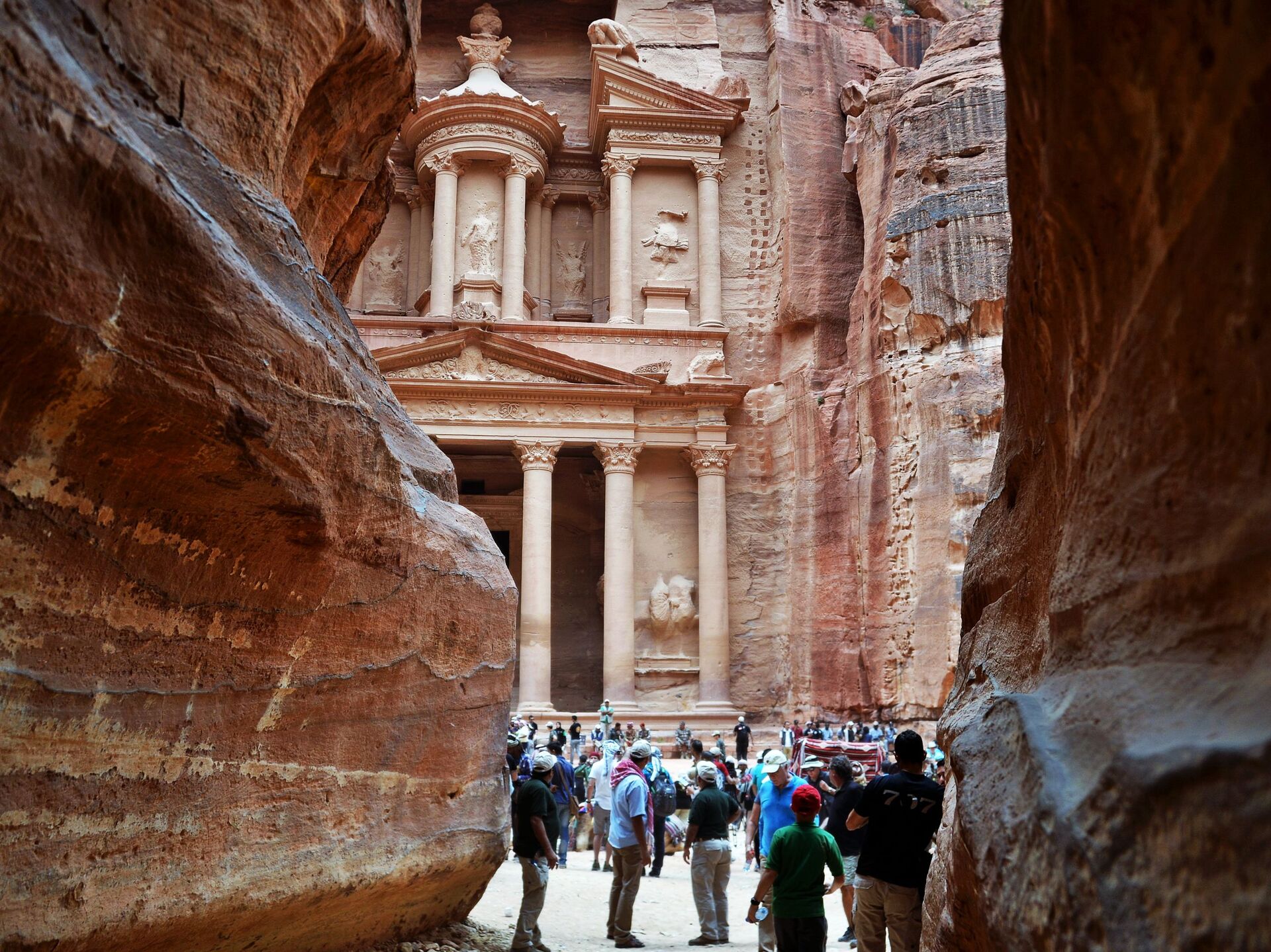 صورة حول : وفد إعلامي ألماني يزور مدينة البترا ويطلع على مقوماتها السياحية وفد إعلامي ألماني يزور مدينة البترا ويطلع على مقوماتها السياحية