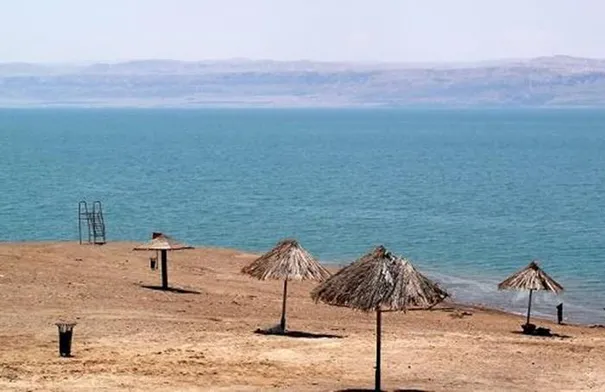 بدء استقبال زوار شاطئ عمان السياحي في البحر الميت