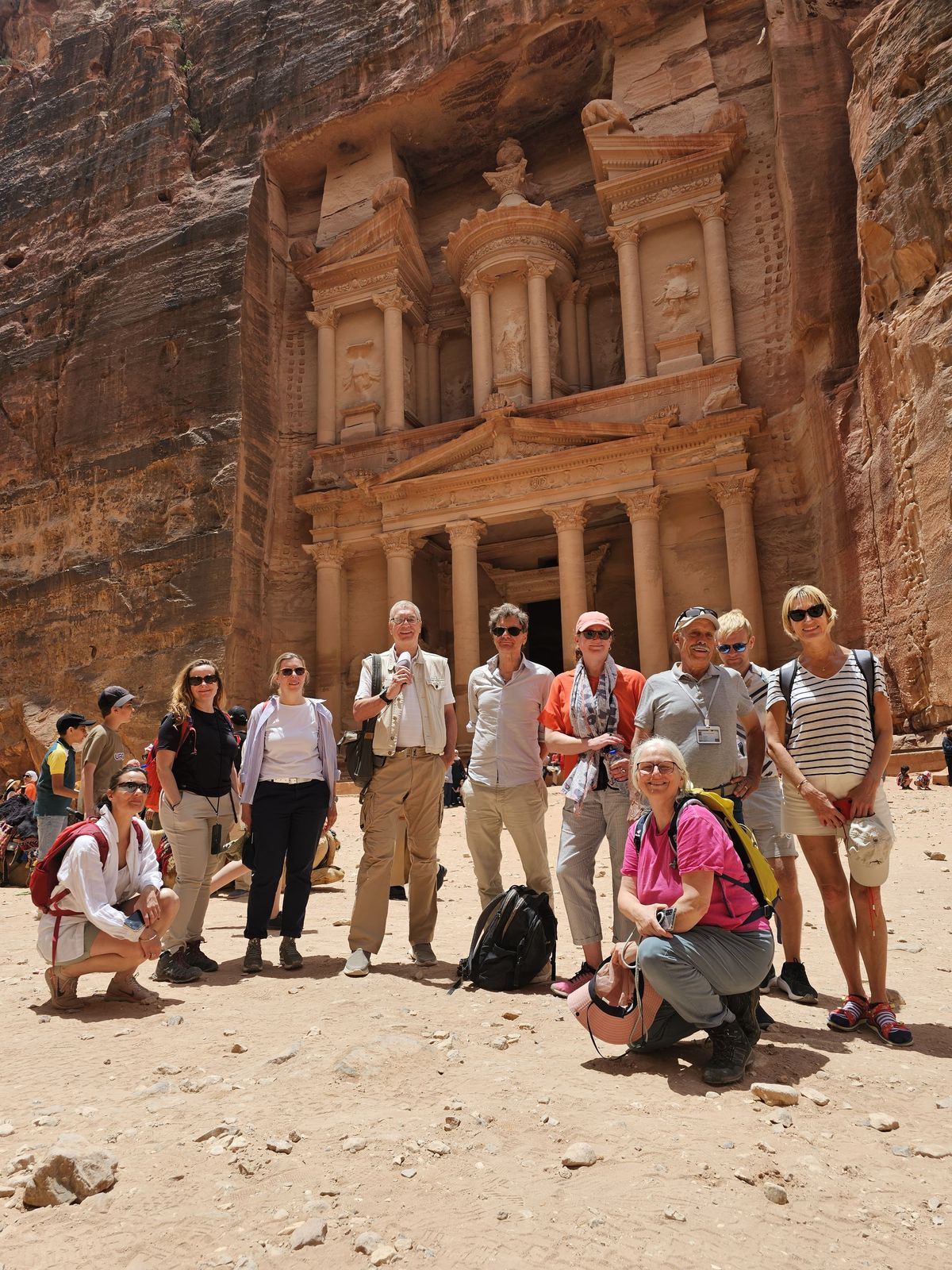 صورة حول : وفد إعلامي ألماني يزور مدينة البترا ويطلع على مقوماتها السياحية وفد إعلامي ألماني يزور مدينة البترا ويطلع على مقوماتها السياحية