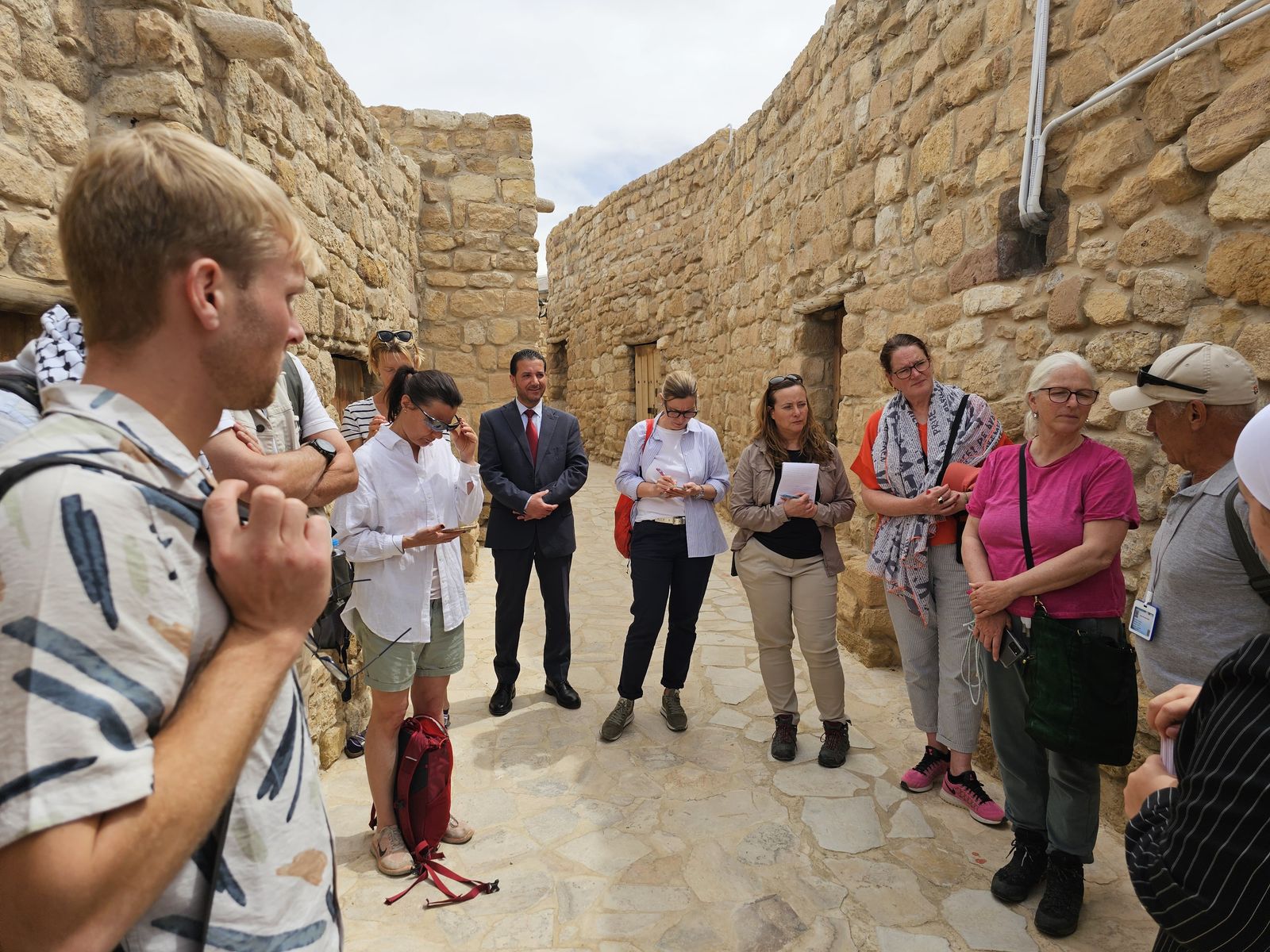 صورة حول : وفد إعلامي ألماني يزور مدينة البترا ويطلع على مقوماتها السياحية وفد إعلامي ألماني يزور مدينة البترا ويطلع على مقوماتها السياحية