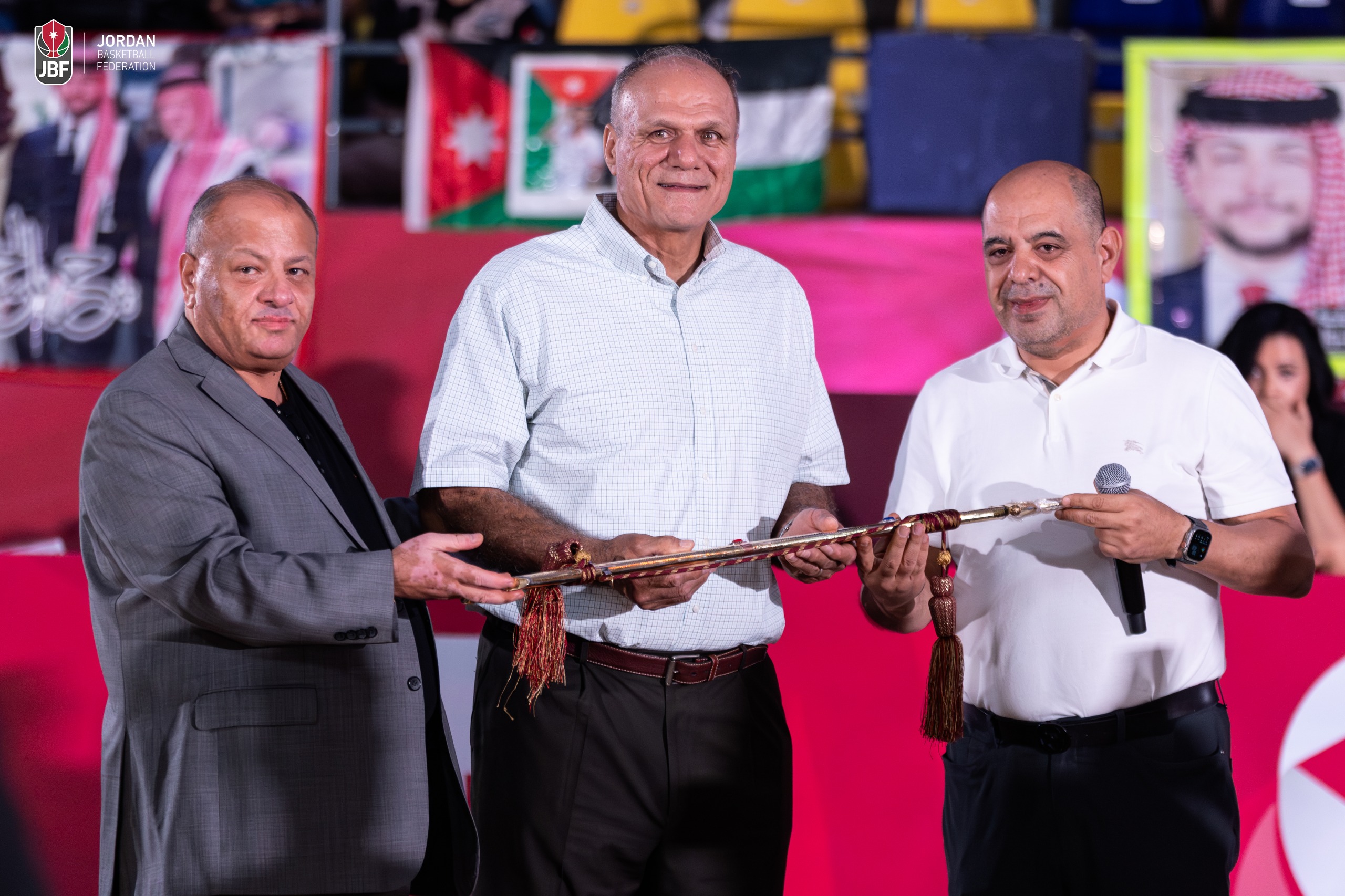 صورة حول : اتحاد كرة السلة يكرم "الأيقونة" مراد بركات اتحاد كرة السلة يكرم "الأيقونة" مراد بركات