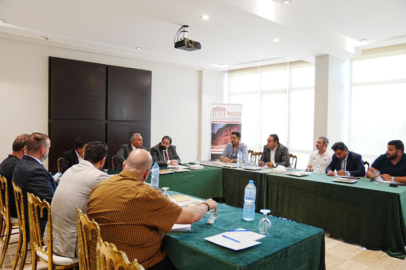 إقليم البترا وعدد من مكاتب السياحة الوافدة يناقشون تطوير المنتجات السياحية وتعزيز التسويق للبترا
