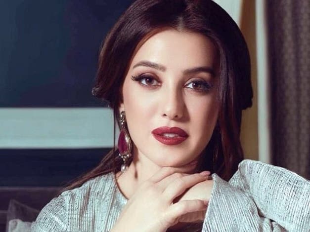 كندة علوش تكشف عن معركتها مع سرطان الثدي وتوضح سر ارتدائها القفاز الضاغط