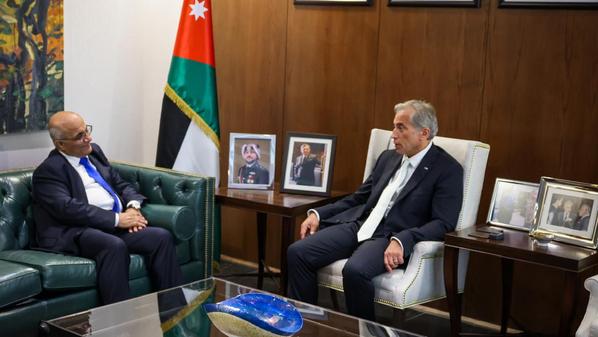 صورة حول : حسان يلتقي نقيب الصحفيين الأردنيين مؤكداً أن تعزيز الاستقلالية والمهنية الإعلامية أمر تدعمه الحكومة حسان يلتقي نقيب الصحفيين الأردنيين مؤكداً أن تعزيز الاستقلالية والمهنية الإعلامية أمر تدعمه الحكومة