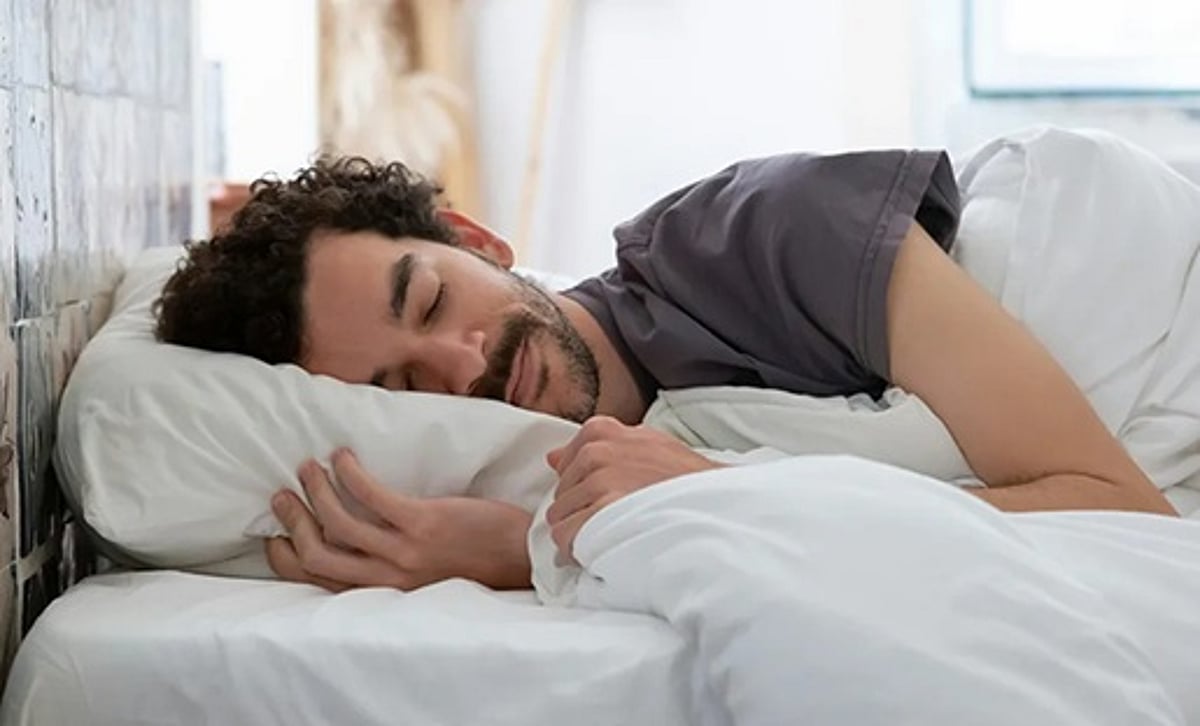 دراسة : تدفئة القدمين تسهم بتسريع عملية الدخول في النوم