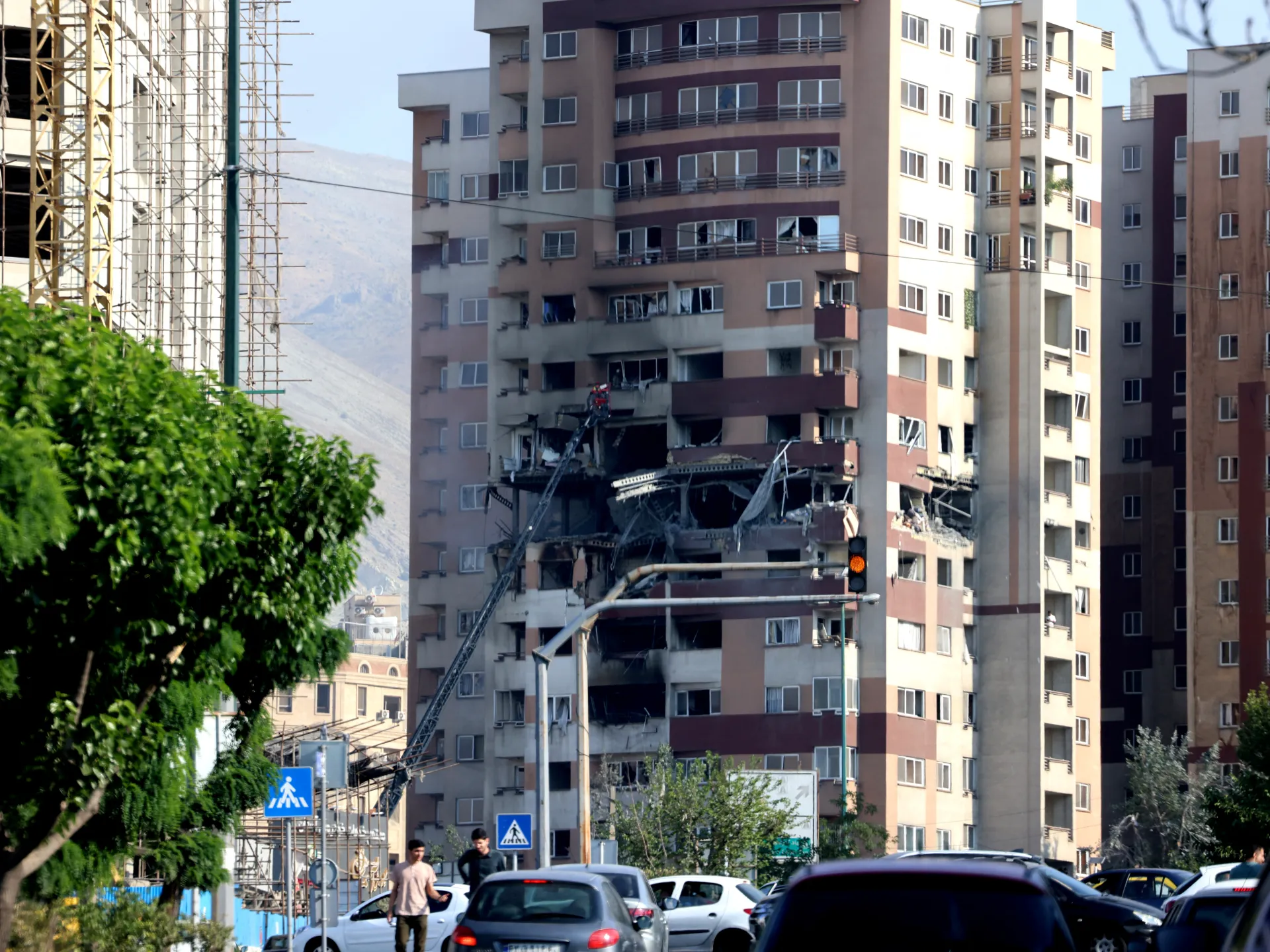 إيران تحوّل المساجد والمترو والمدارس إلى ملاجئ