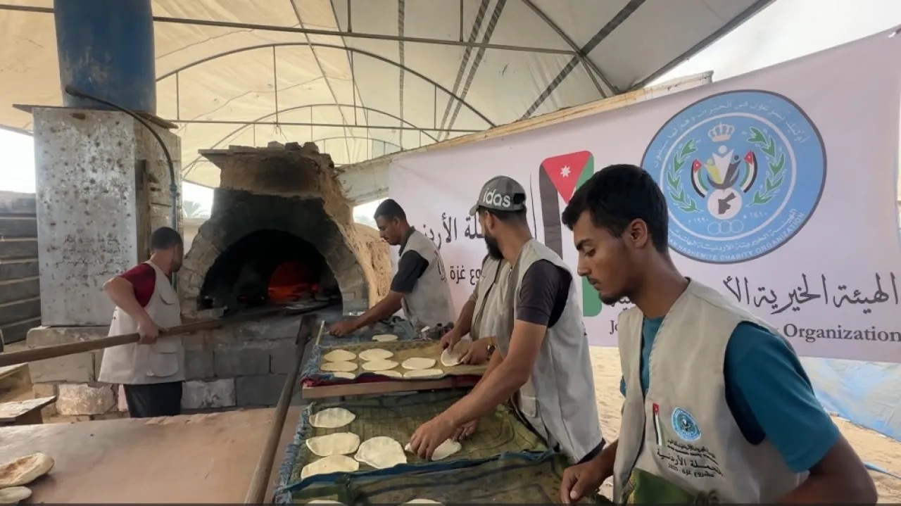 الحملة الأردنية تواصل إيصال الخبز للأهالي في خان يونس