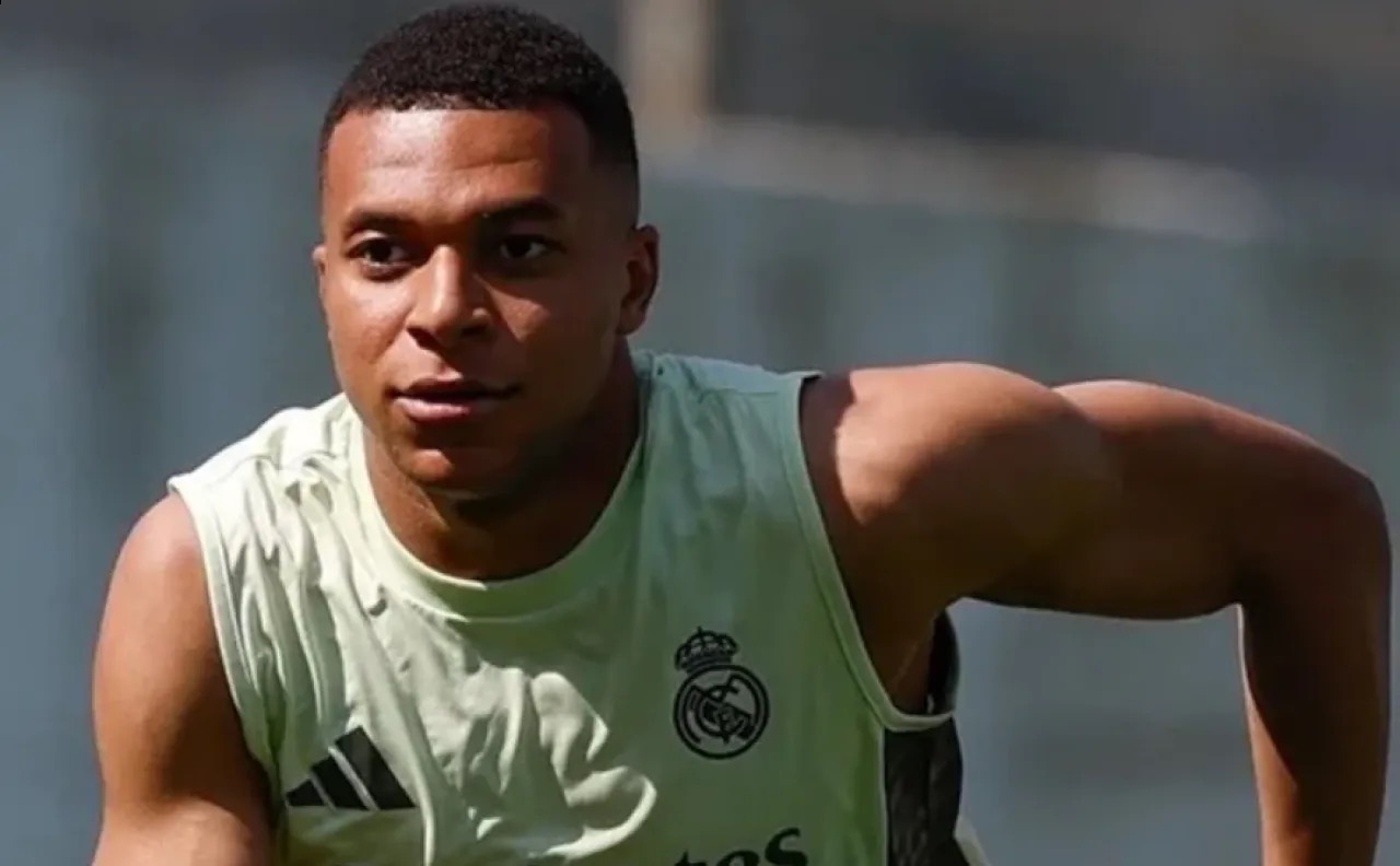 مبابي يغادر المستشفى ويعود لمعسكر ريال مدريد