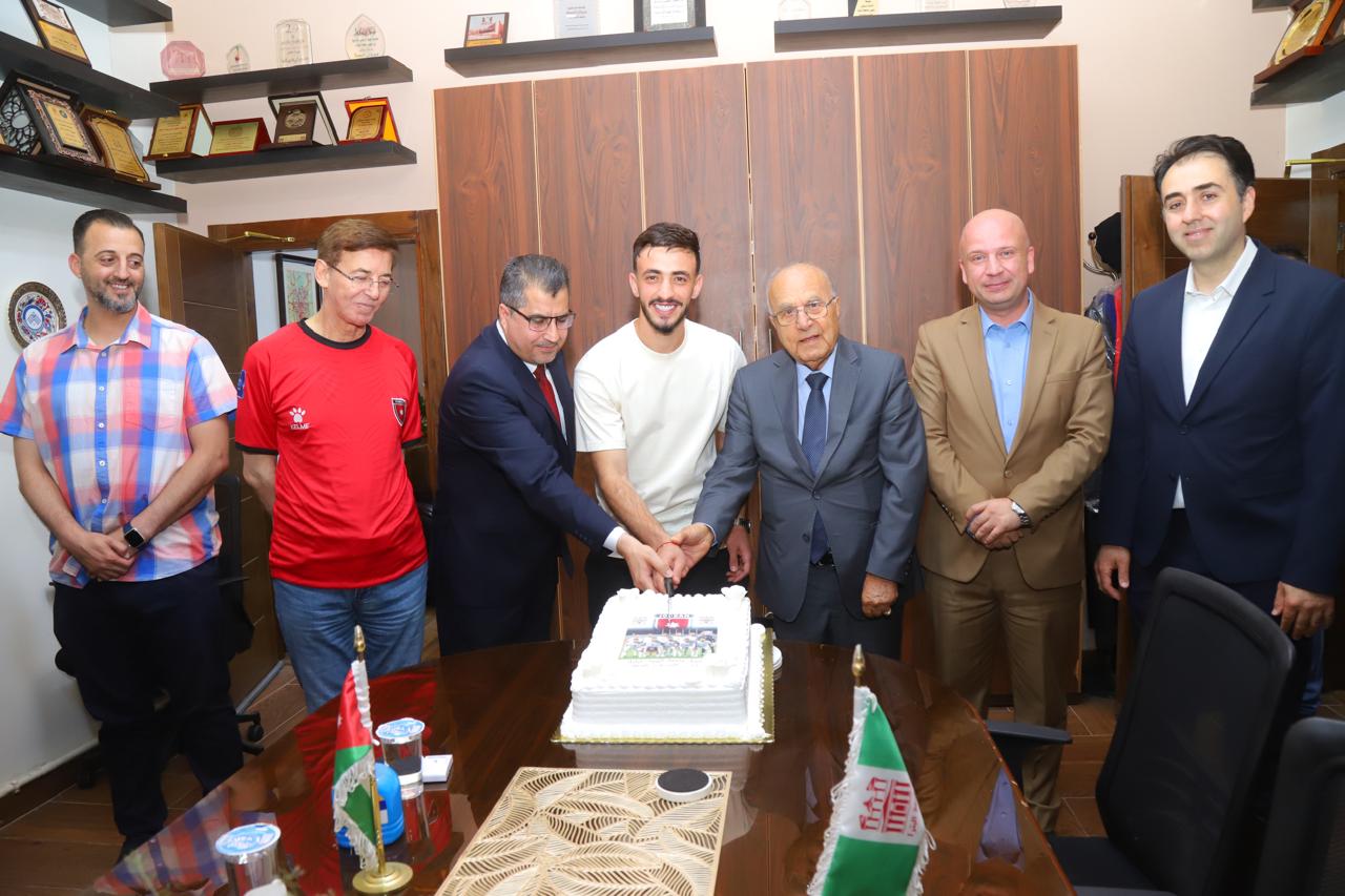 جامعة البترا تكرّم طالبها ولاعب المنتخب خالد زكريا احتفاءً بالتأهّل إلى كأس العالم