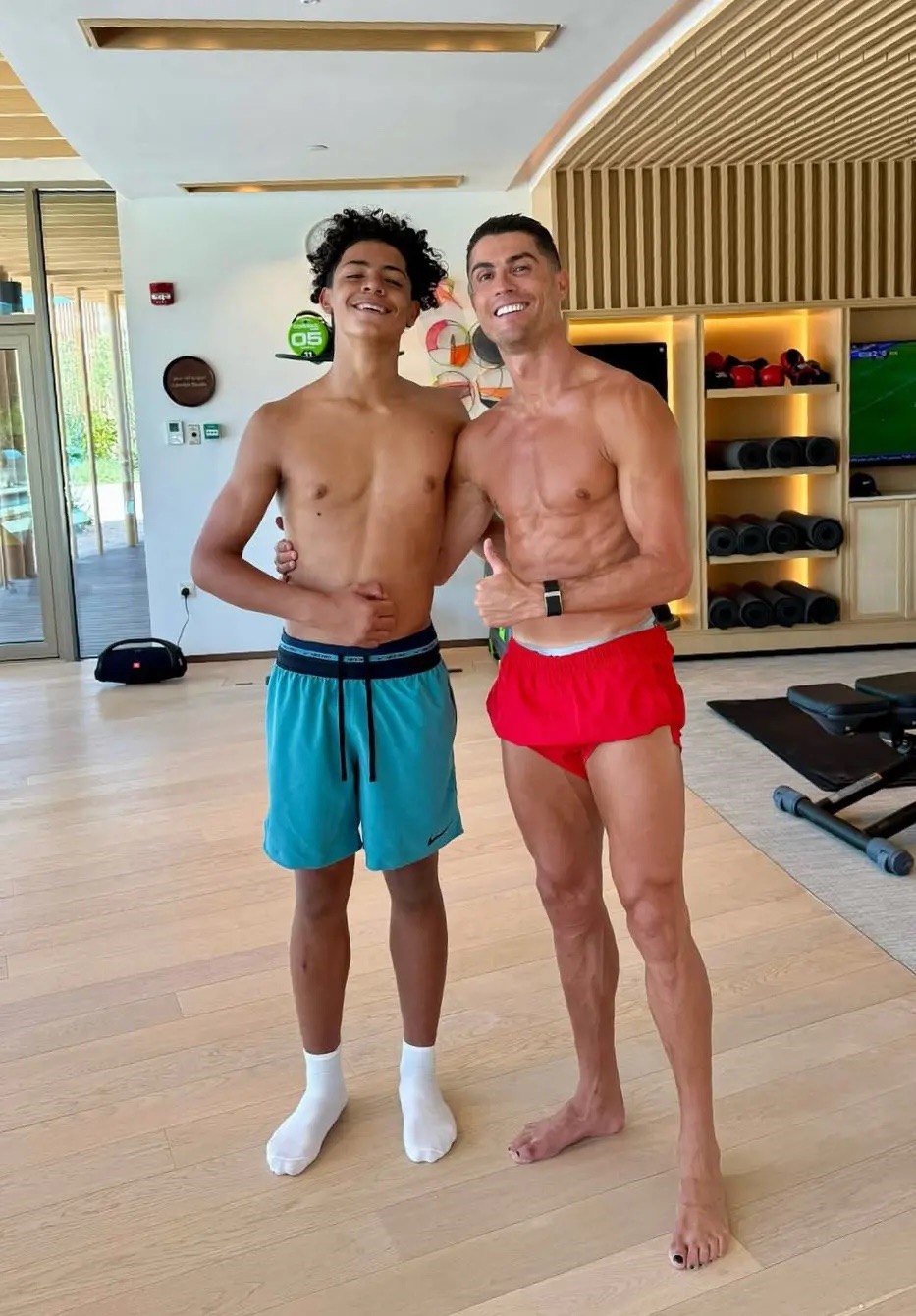 رونالدو وابنه يخطفان الأضواء من الجيم إلى الملاعب