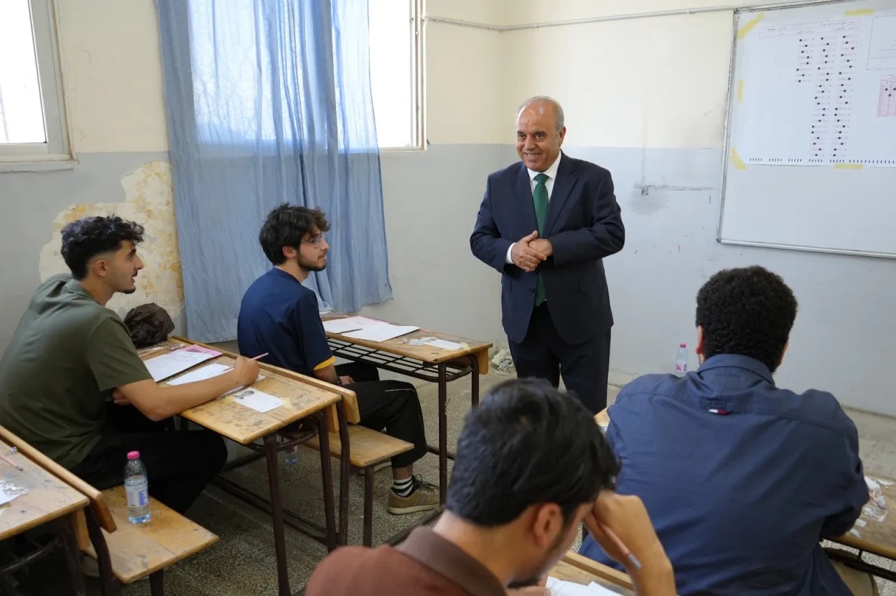 وزير التربية والتعليم يفاجئ طلاب التوجيهي بجولات تفقدية