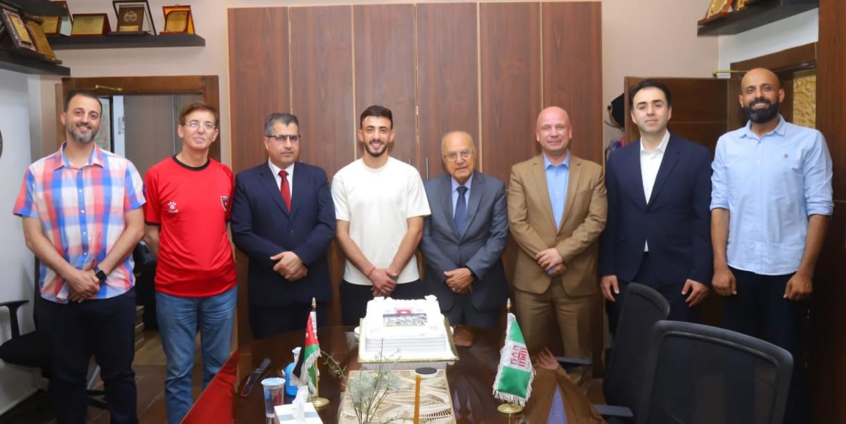 جامعة البترا تكرّم طالبها ولاعب المنتخب خالد زكريا احتفاءً بالتأهّل إلى كأس العالم
