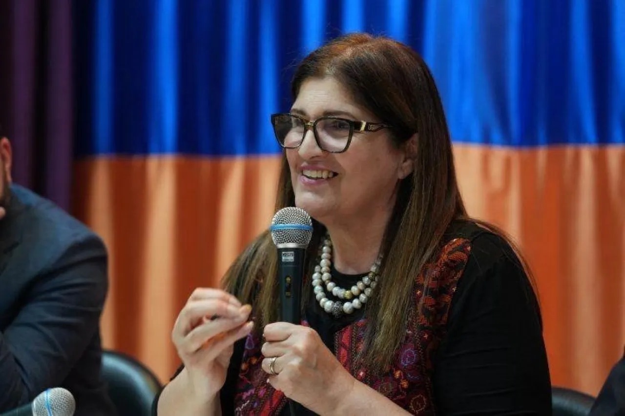 عباس يعين وزيرين جديدين في حكومة مصطفى