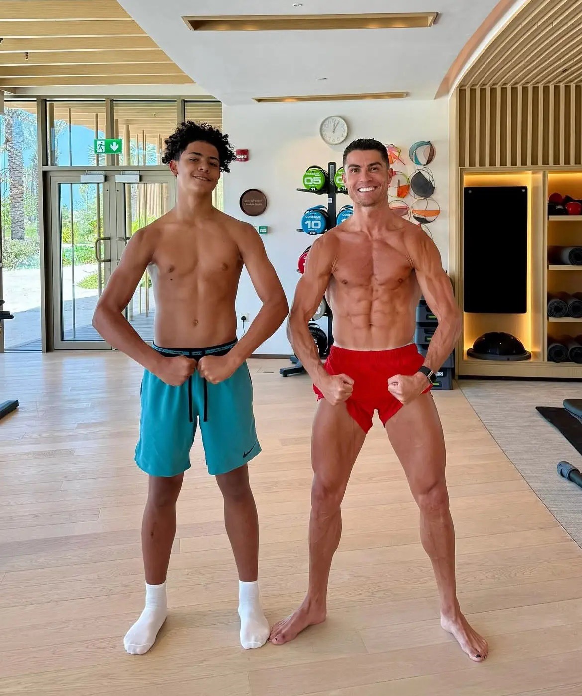 رونالدو وابنه يخطفان الأضواء من الجيم إلى الملاعب