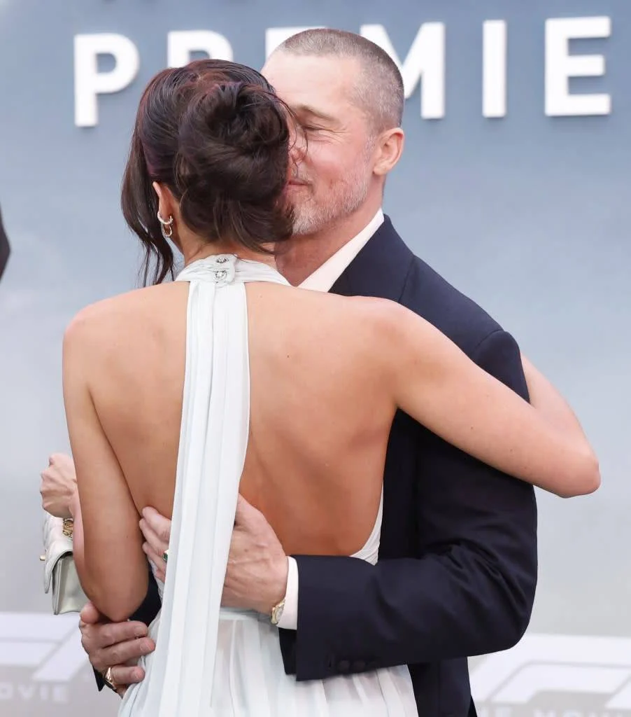 براد بيت يرفض قبلة شريكته على السجادة الحمراء ويشعل الجدل