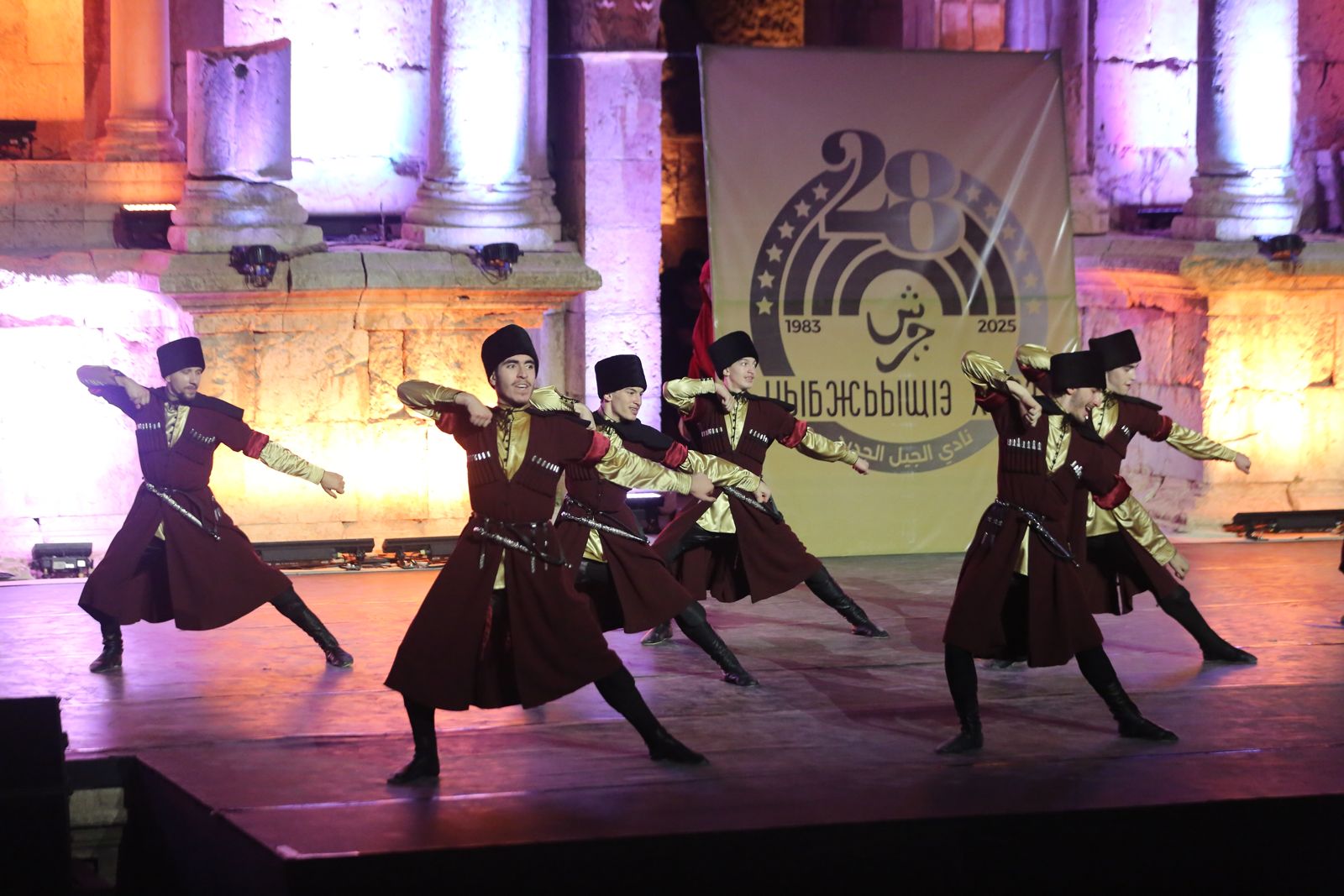 صورة حول : الأكثر مشاركة في مهرجان جرش فرقة " نادي الجيل " تقدم فلكلور وتراث الشركس على المسرح الجنوبي الأكثر مشاركة في مهرجان جرش فرقة " نادي الجيل " تقدم فلكلور وتراث الشركس على المسرح الجنوبي