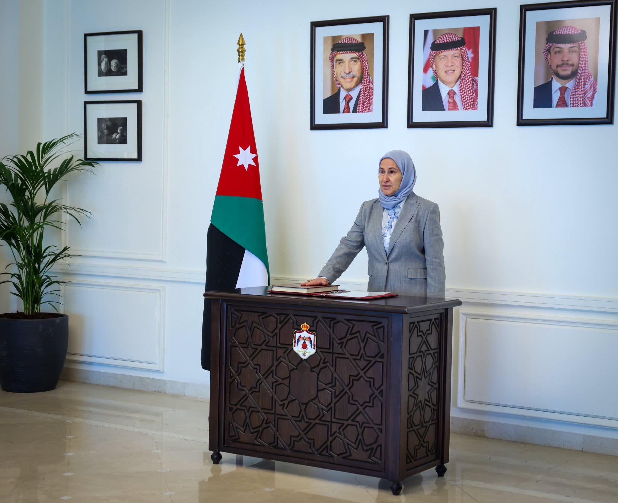 بالصور.. أعضاء مجلس مفوضي سلطة منطقة العقبة الجديد يؤدون القسم امام رئيس الحكومة