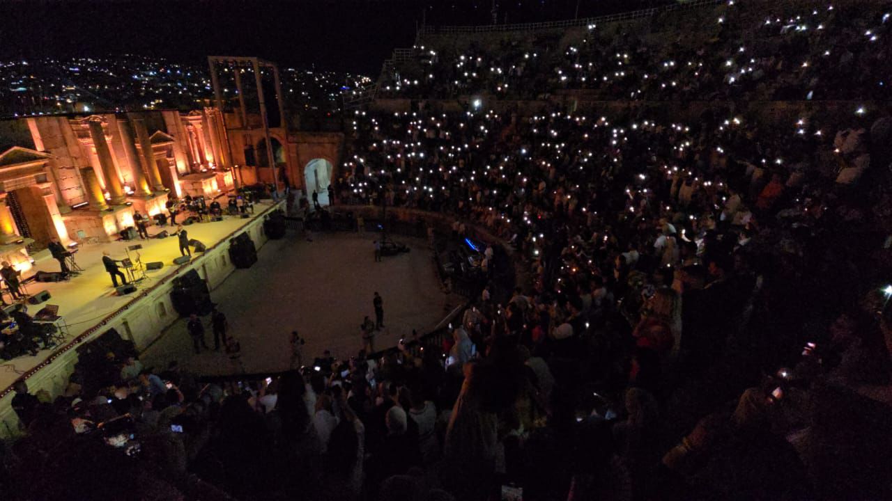 صورة حول : المدرج الجنوبي يتحول إلى سماءٍ من نجوم المدرج الجنوبي يتحول إلى سماءٍ من نجوم
