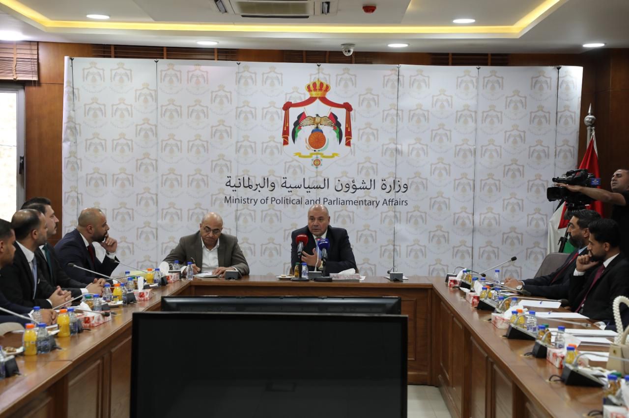 صورة حول : الوزير العودات يلتقي شباب وشابات حزب عزم الوزير العودات يلتقي شباب وشابات حزب عزم