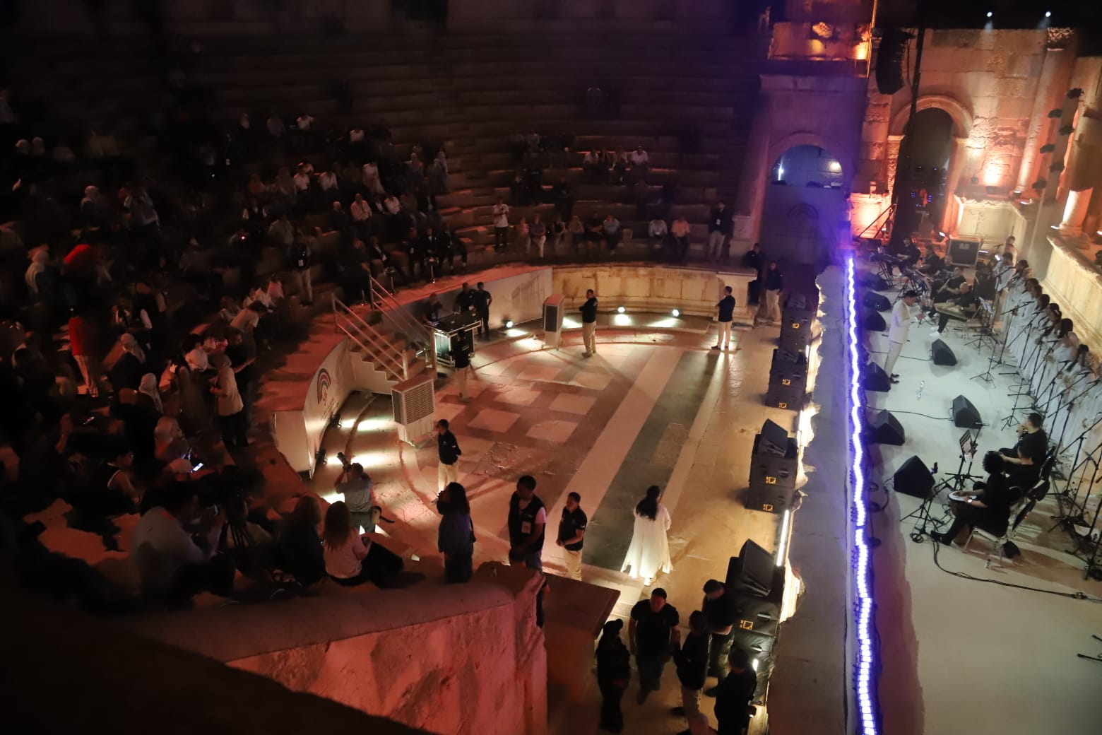 صورة حول : كورال "هارموني" المصرية يضيء المسرح الشمالي في مهرجان جرش كورال "هارموني" المصرية يضيء المسرح الشمالي في مهرجان جرش