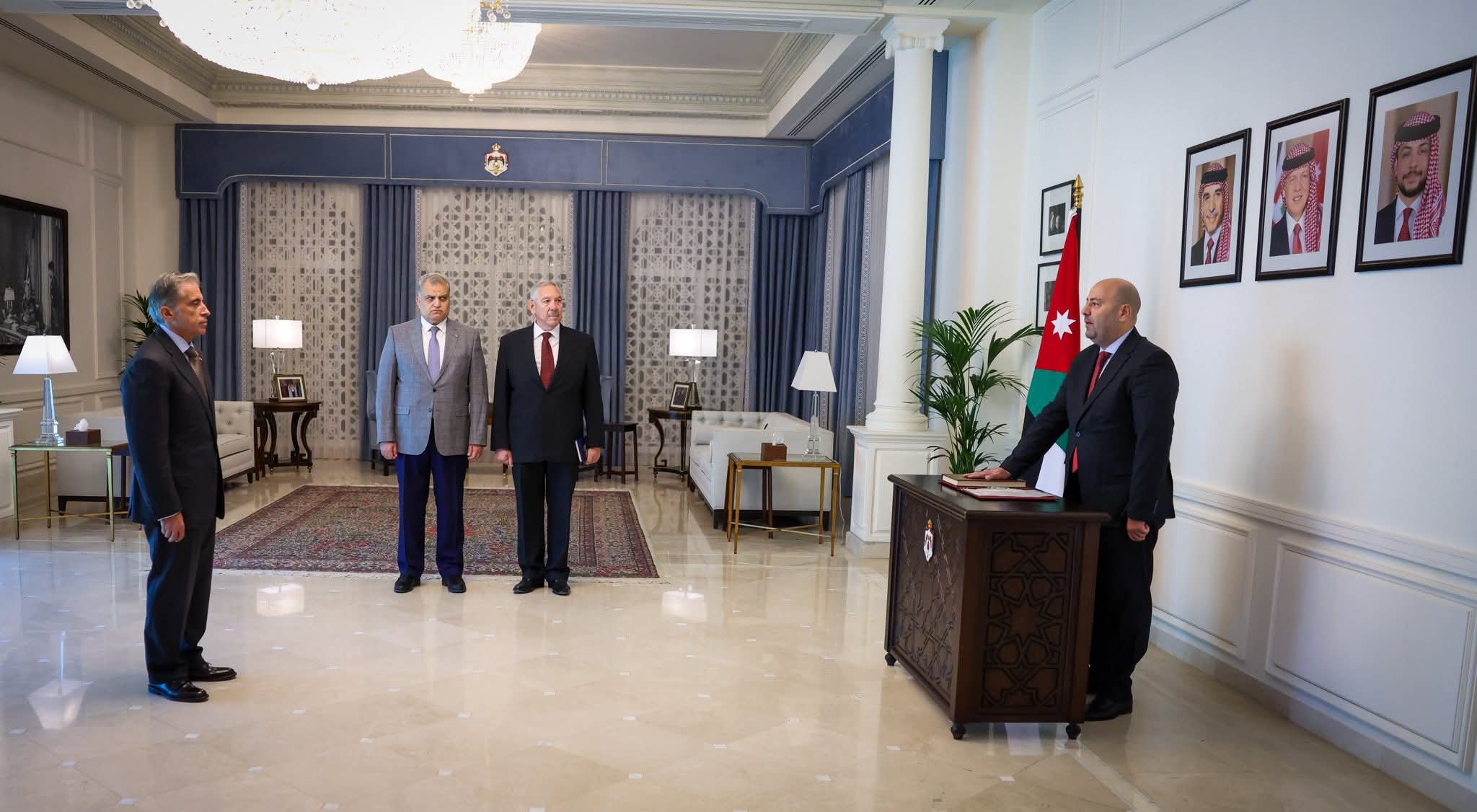 بالصور.. أعضاء مجلس مفوضي سلطة منطقة العقبة الجديد يؤدون القسم امام رئيس الحكومة