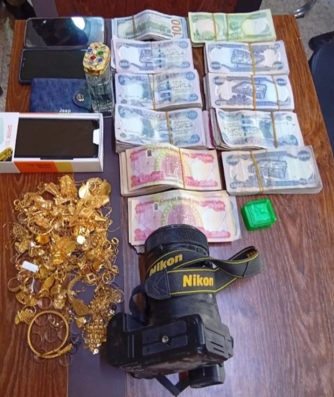 حادث سير يتحول إلى لغز.. العثور على ثروة هائلة داخل سيارة مجهولة الهوية!