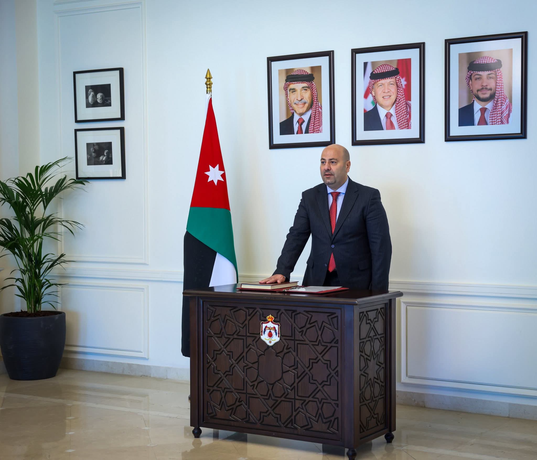 بالصور.. أعضاء مجلس مفوضي سلطة منطقة العقبة الجديد يؤدون القسم امام رئيس الحكومة