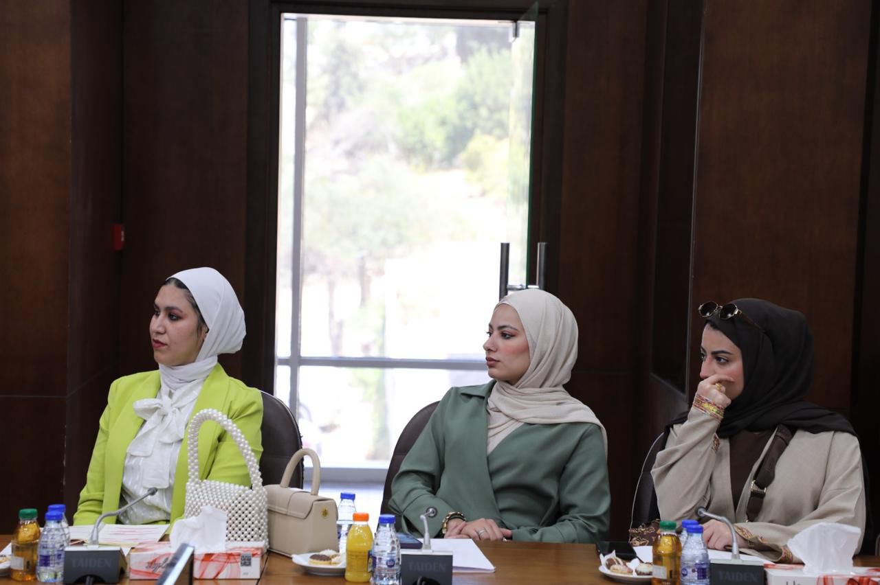 الوزير العودات يلتقي شباب وشابات حزب عزم