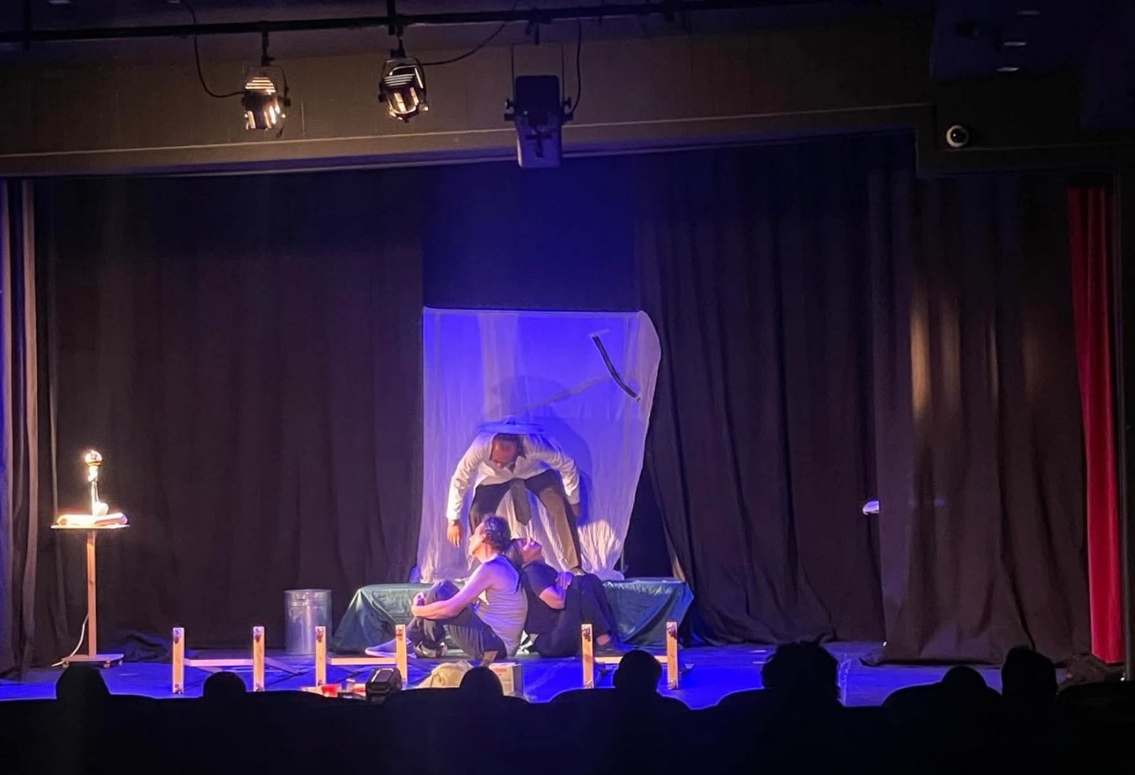 ثلاجة الموتى”… صدمة مسرحية تهز وجدان جمهور مهرجان جرش 39