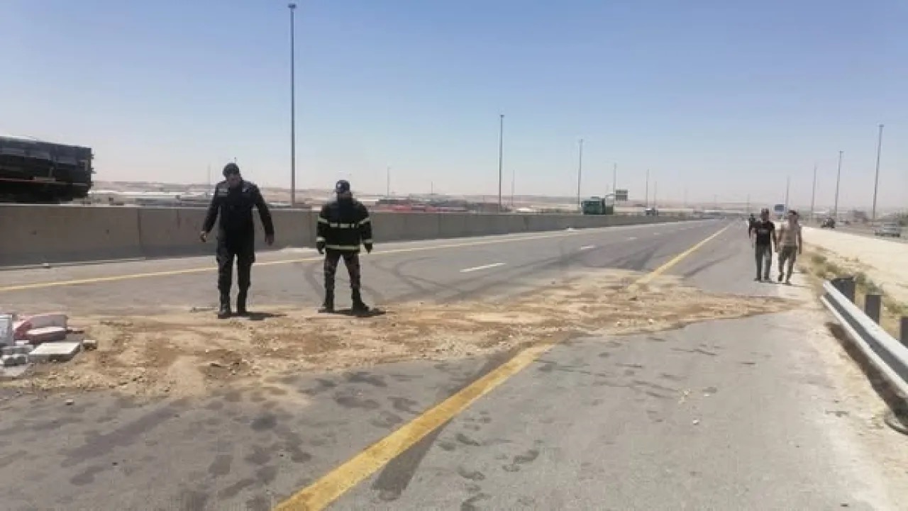 عاجل | إغلاق مسرب على طريق 100 باتجاه عمّان .. تفاصيل