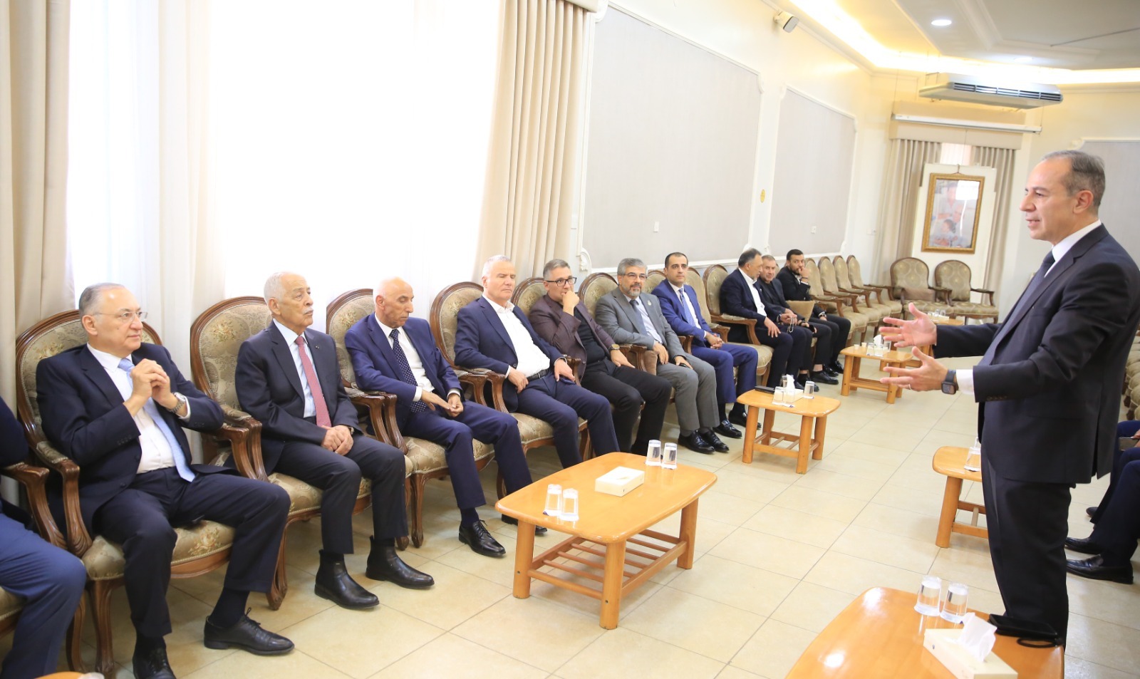 مندوبا عن الملك وولي العهد... العيسوي يعزي قبيلة بني صخر وآل قمحية