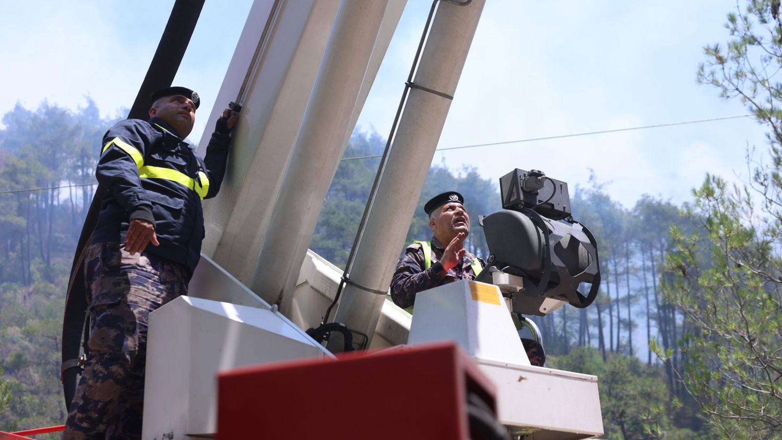 بالصور .. الأردن يشارك بإخماد حرائق غابات اللاذقية