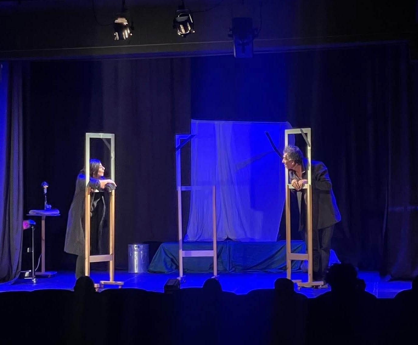 صورة حول : ثلاجة الموتى”… صدمة مسرحية تهز وجدان جمهور مهرجان جرش 39 ثلاجة الموتى”… صدمة مسرحية تهز وجدان جمهور مهرجان جرش 39