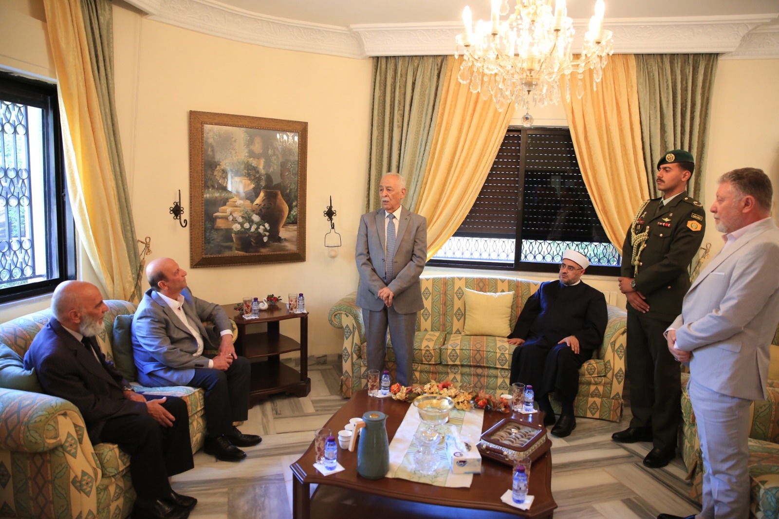 صورة حول : مندوبا عن الملك وولي العهد... العيسوي يعزي الرواشدة والنعيمات والحنيطي والبندقجي مندوبا عن الملك وولي العهد... العيسوي يعزي الرواشدة والنعيمات والحنيطي والبندقجي