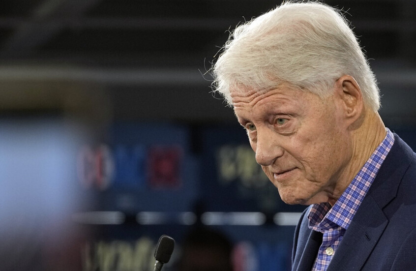 صورة حول : ظهور مفاجئ لكلينتون بجهاز طبي يثير التساؤلات حول صحته .. تفاصيل ظهور مفاجئ لكلينتون بجهاز طبي يثير التساؤلات حول صحته .. تفاصيل