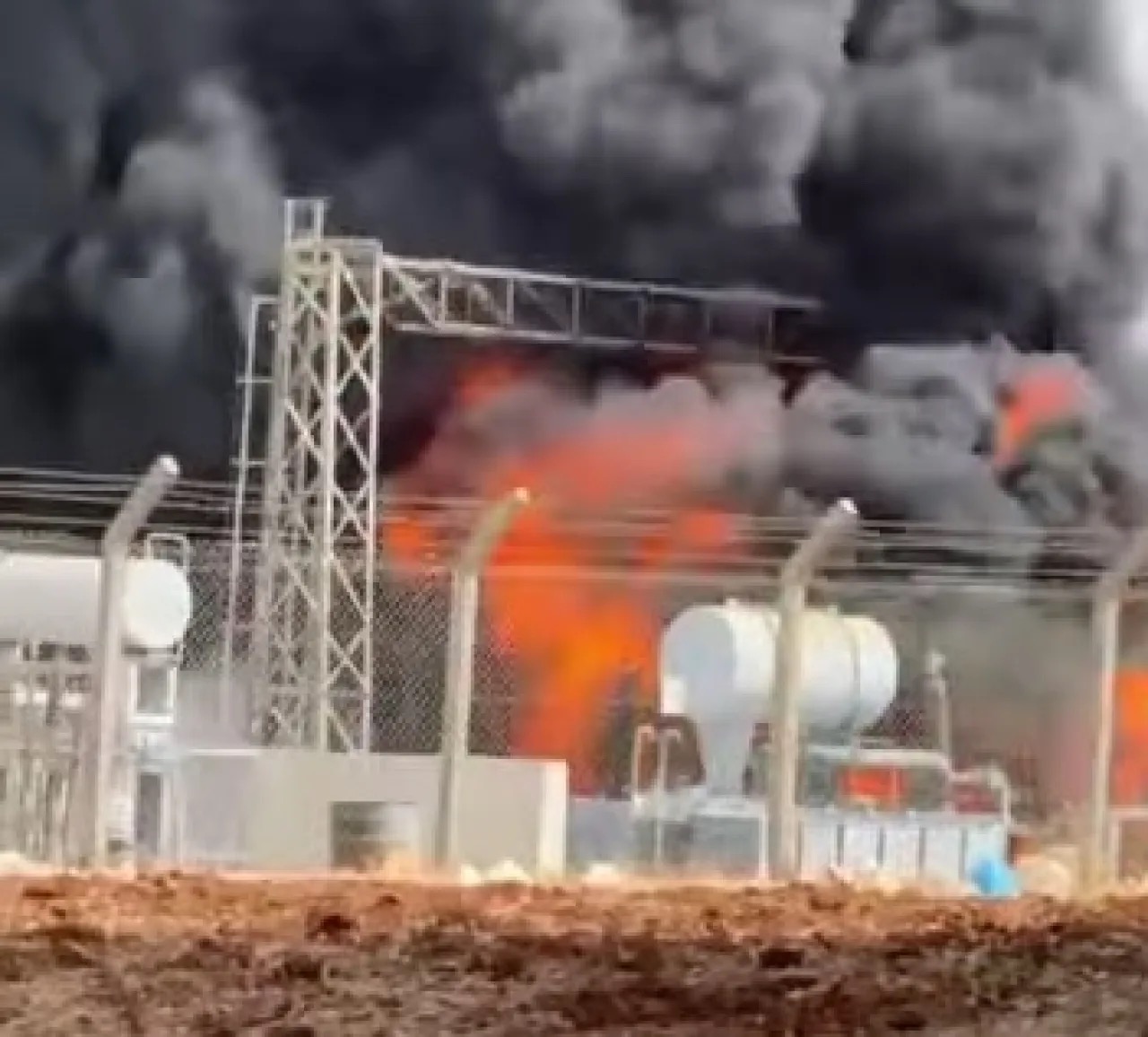 صورة حول : عاجل | بالفيديو .. حريق يندلع في محطة تحويل الصبيحي عاجل | بالفيديو .. حريق يندلع في محطة تحويل الصبيحي
