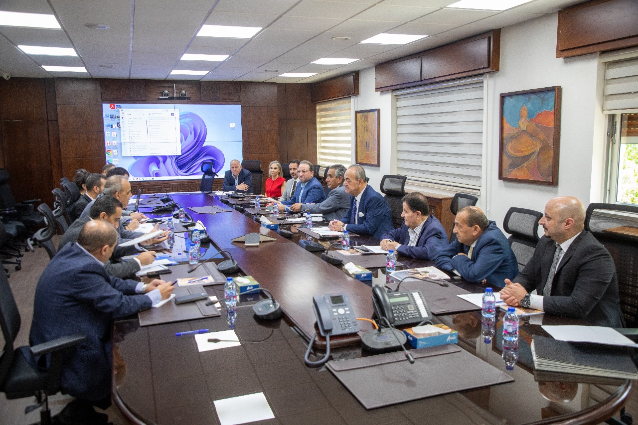 وزير السياحة والآثار يبحث مع الجمعيات السياحية سبل مواجهة التحديات وتعزيز تنافسية القطاع