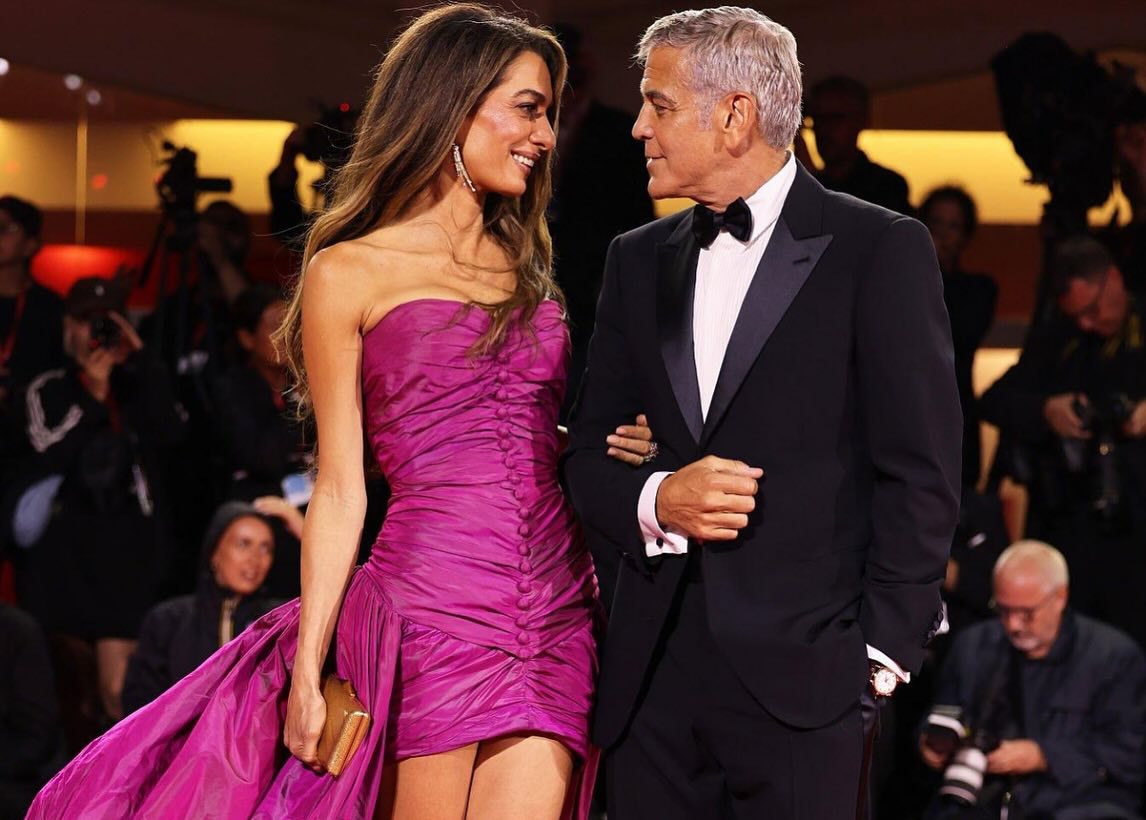 صورة حول : جورج وأمل كلوني يتألقان بإطلالات ساحرة تسرق الأضواء في مهرجان البندقية جورج وأمل كلوني يتألقان بإطلالات ساحرة تسرق الأضواء في مهرجان البندقية