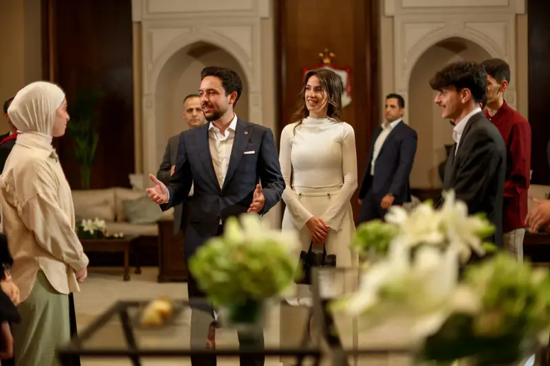 عاجل |ولي العهد والأميرة رجوة يهنئان أوائل الثانوية العامة في قصر بسمان