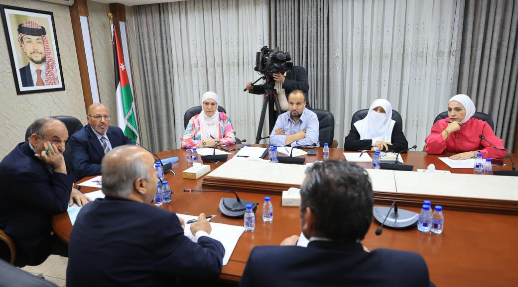 بالصور ... النائب الرعود يدعو لزيادة مقاعد الطب وإعادة مواد التوجيهي لجيل 2007 و2008