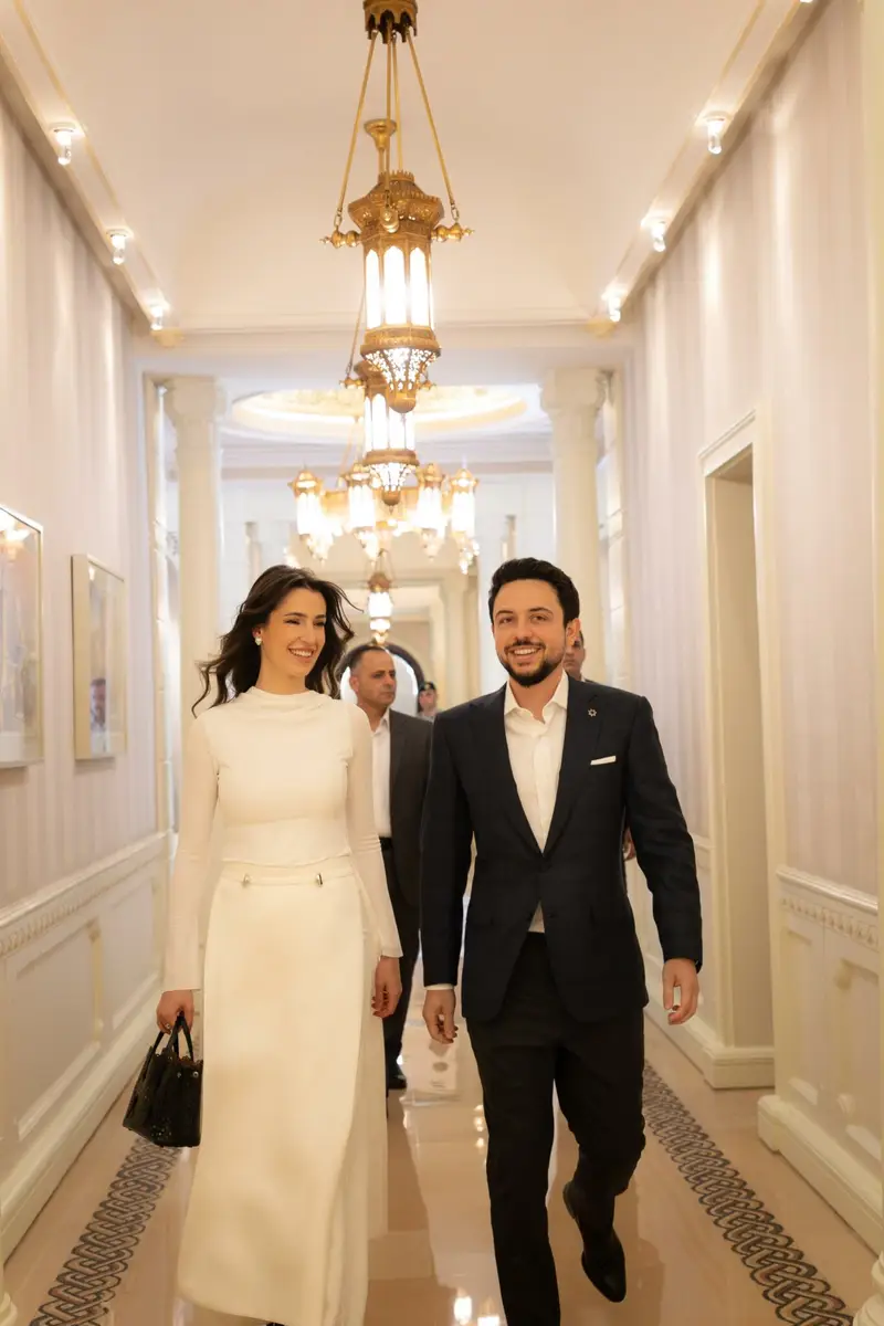 عاجل |ولي العهد والأميرة رجوة يهنئان أوائل الثانوية العامة في قصر بسمان